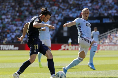 Gareth Bale (i) disputa un balón con el centrocampista eslovaco del Celta de Vigo Stanislav Lobotka.-EFE