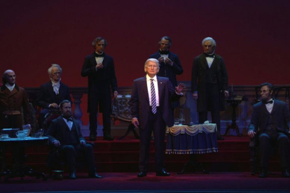 El 45 presidente de los EEUU, Donald Trump, en el centro del escenario del Salón de los Presidentes de Disney Wolrd,. en Orlando-LK SE (EFE)