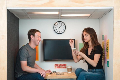 Mark Zuckerberg y Selena Gomez, en las oficinas de Facebook, donde han celebrado que la cantante es la persona que más seguidores tiene en Instagram.-FACEBOOK