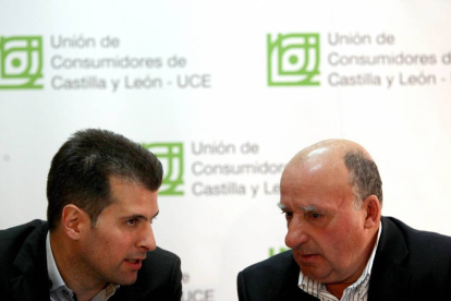 El candidato a la Presidencia de la Junta, Luis Tudanca, se reúne con la Unión de Consumidores de Castilla y León. En la imagen, conversa con el presidente, Prudencio Prieto-Ical