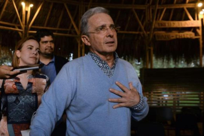 El expresidente Álvaro Uribe, tras conocer la victoria del no en el referéndum-REUTERS /FREDY BUILES