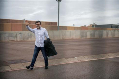 El presidente de la ANC Jordi Sanchez acompañado por su esposa e hija saliendo de premiso de fin de semana de la cárcel de Lledoners.-JORDI COTRINA