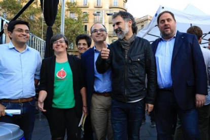 Pisarello, Boya, Subirà, Turull, Cuixart y Junqueras durante el acto de ‘Universitats per la República’ a favor del referéndum en Barcelona.-FERRAN NADEU