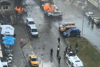 Coches ardiendo en el lugar del atentado de Esmirna.-AFP / DOGAN NEWS