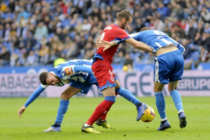 Higinio disputa el balón durante el partido del pasado sábado en Riazor.-AREA 11