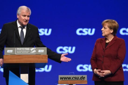 Horst Seehofer ,el presidente de la CSU y del estado federado de Baviera junto a la cancillera alemana, Angela Merkel.-AFP / CHRISTOF STACHE