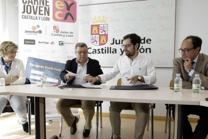 Firma del convenio de colaboración, ayer, entre Víctor Martín y Eduardo Carazo.-LUIS ÁNGEL TEJEDOR