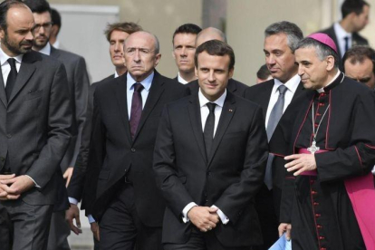 Macron (centro) conversa con el arzobispo de Rouen, Dominique Lebrun (derecha), durante la ceremonia por la muerte, hace un año, del sacerdote Jacques Hamel, degollado por dos yihadistas.-EFE / JULIEN DE ROSA