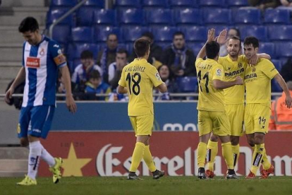 Los jugadores del Villarreal felicitan a Trigueros por su gol al Espanyol en Cornellà.-AFP / JOSEP LAGO
