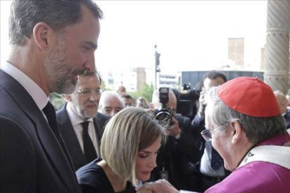Los Reyes de España saludan al arzobispo-cardenal de Barcelona, Lluís Martínez Sistach (d), a su llegada a la basílica de la Sagrada Familia de Barcelona para asistir al funeral institucional en homenaje a las 150 víctimas del avión de Germanwings EFE / ALBERTO ESTEVEZ