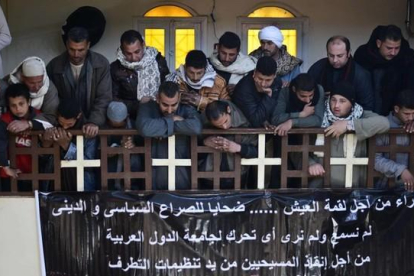 Coptos egipcios en una ceremonia en memoria de los 21 cristianos que fueron asesinados por el Estado Islámico en Libia en el 2015.-AFP / MOHAMED EL-SHAHED