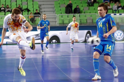 El español Pola marca el gol ante Ucrania, en cuartos de final.-EFE / CARMELO RUBIO