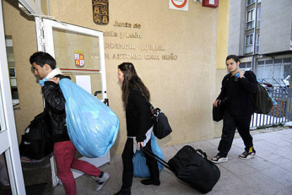 Los alumnos alojados en la Gaya Nuño regresaban ayer a sus habitaciones. / VALENTÍN GUISANDE-