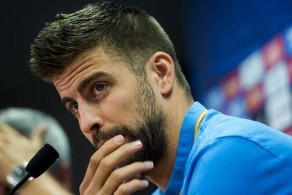 Gerard Piqué en rueda de prensa en la ciutat esportiva del FC Barcelona este jueves-JORDI COTRINA