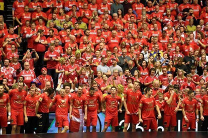 Los jugadores daneses celebran con su público el primer título mundial.-REUTERS / FABIAN BIMMER