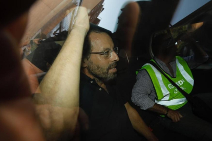 Sandro Rosell, durante su salida de su domicilio de Barcelona en un coche policial.-FERRAN NADEU