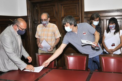 Soria Ya entrega documentación al subdelegado del Gobierno en Soria, Miguel Latorre. HDS