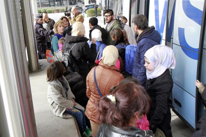 Un grupo de refugiados sirios llegan a España procedentes de Grecia, el año pasado-JOSE MARÍA CUADRADO JIMENEZ