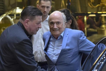 Blatter, a su llegada a Moscú.-AP / DMITRY SEREBRYAKOV