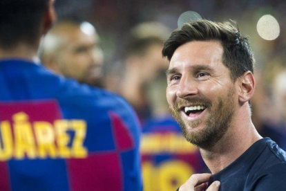 Leo Messi sonríe junto a Suárez tras el partido contra el Arsenal en la presentación del FC Barcelona para la temporada 2019-2020.-JORDI COTRINA