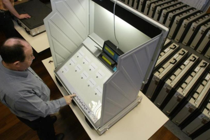 Un empleado municipal revisa una máquina de voto electrónico durante las pasadas elecciones presidenciales francesas.-AFP / FRED TANNEAU