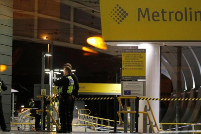 Agentes de policía en la estación Victoria de Manchester, tras el ataque.-