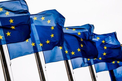 Banderas de la Union Europea en la Comision Europea en Bruselas.-EFE / EPA