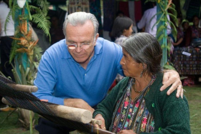 El presidente de la Fundación La Caixa, Isidre Fainé, con una indígena guatemalteca.-
