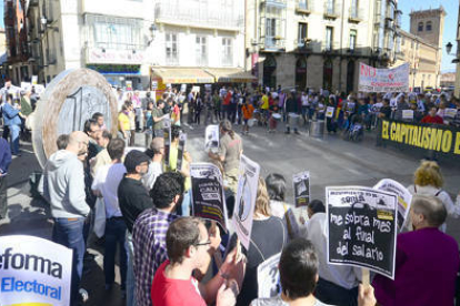 a manifestación del 15-O discurrió por las calles céntricas de la ciudad. / ÁLVARO MARTÍNEZ-