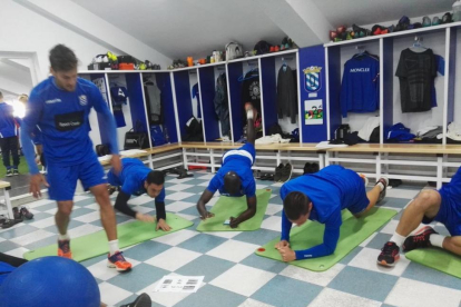El Melilla, en su vestuario.-TWITTER / UD MELILLA