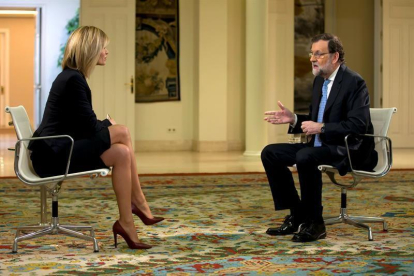 El jefe del Ejecutivo, Mariano Rajoy, ante la periodista Susanna Griso, durante la entrevista concedida hoy en un programa matinal de Antena 3, en la que ha dicho que el pacto que tienen prácticamente cerrado el PSOE y Ciudadanos "ni es de investidura ni -EFE
