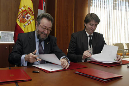 Carlos de la Casa y Carlos Martínez Mínguez firman el protocolo de colaboración. / Á.M.-