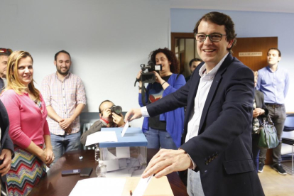 Alfonso Fernández Mañueco acude a las sede del PP salamantiino a votar en las elecciones primarias regionales del partido.-ICAL