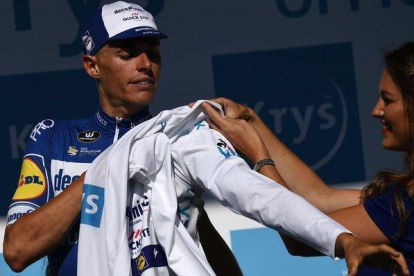 Enric Mas se viste de blanco en el podio del Tour.-ANNE-CHRISTINE POUJOULAT / AFP