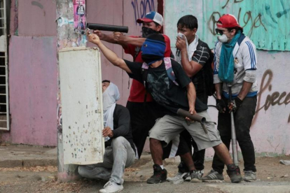 Un grupo de manifestantes se enfrentan a la policía en Managua-REUTERS / OSWALDO RIVAS