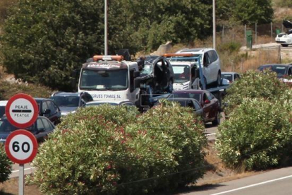 Imagen de los coches implicados en el accidente donde ayer dos adultos fallecieron y un niño de 11 años resultó herido crítico.-EFE