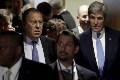 Kerry (derecha) y Lavrov, su homólogo ruso, tras una reunión del Consejo de Seguridad de la ONU, el 22 de septiembre, en Nueva York.-EFE / PETER FOLEY
