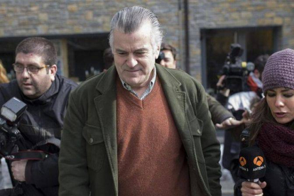 El extesorero del PP Luis Bárcenas, este lunes, tras firmar en el juzgado de Vielha.-Foto: EFE / ALEJANDRO GARCÍA