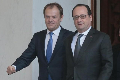 El presidente del Consejo Europeo, Donald Tusk (izquierda), con el presidente francés François Hollande en París.-AFP / JACQUES DEMARTHON