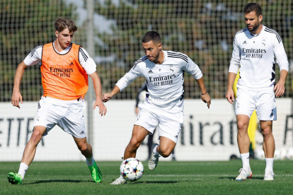César Palacios en el entrenamiento con el primer equipo del Madrid junto a Hazard y Nacho. Real Madrid