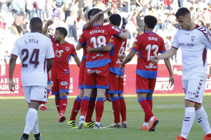 Los jugadores del Numancia se felicitan el pasado domingo en Albacete tras conseguir el empate y sumar un punto.-ÁREA 11