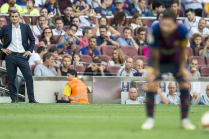 Valverde observa desde lejos a Messi durante el Barça-Huesca.-JORDI COTRINA