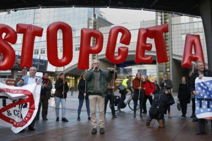 Protesta en Bruselas contra el tratado comercial euro-canadiense CETA.-REUTERS / FRANCOIS LENOIR