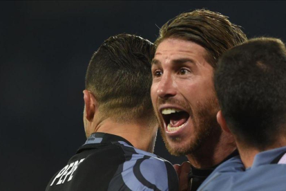 Sergio Ramos celebra su segundo gol al Nápoles en el estadio de San Paolo.-AFP / FILIPPO MONTEFORTE