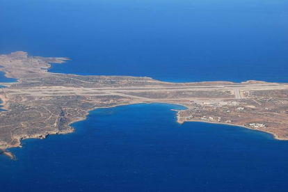 Vista aérea del aeropuerto de la isla griega de Kárpatos desde el interior de un Lauda Air antes de aterrizar.-Foto: WIKIMEDIA COMMONS / TRAINLER EIGINES WERK