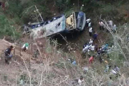 Al menos doce personas murieron y una veintena resultaron heridas al caer hoy un autobús de peregrinos a un barranco en una carretera del suroriental estado mexicano de Chiapas.-EFE