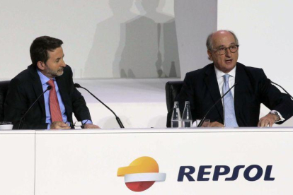 El presidente de Repsol, Antonio Brufau (d), y el consejero delegado, Josu Jon Imaz, durante una junta general de accionistas que la empresa celebra en Madrid.-ZIPI (EFE)