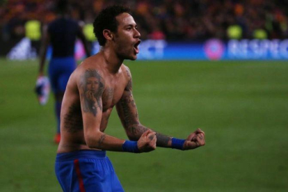 Neymar festeja la clasificación del Barcelona para los cuartos de final de la Champions.-REUTERS / SERGIO PÉREZ