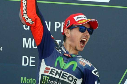 Jorge Lorenzo celebra la victoria en el GP de Motorland.-JAVIER CEBOLLADA