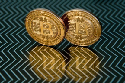 Medallas de la moneda virtual bitcoin.-KAREN BLEIER (AFP)